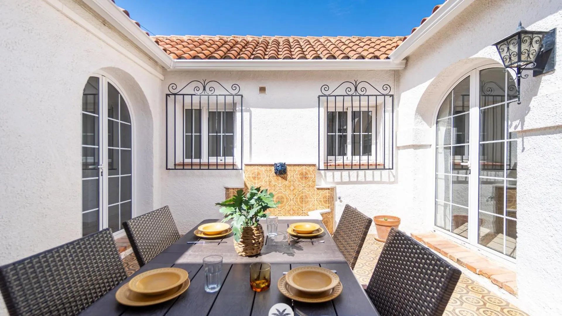 Mediterranean Way - El Patio カンブリルス